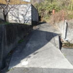 敷地入口駐車スペース（里道）